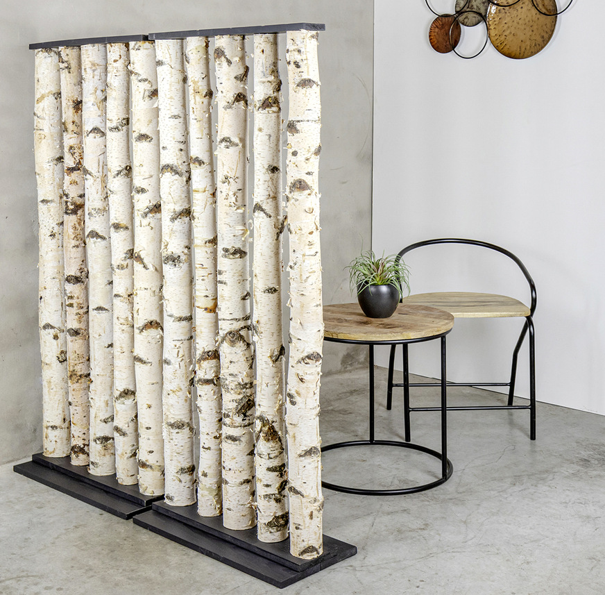 Auch warmes Holz kann cool wirken: Raumteiler mit rohem ­Materialcharme bringt Privatheit fürs stille Örtchen.
