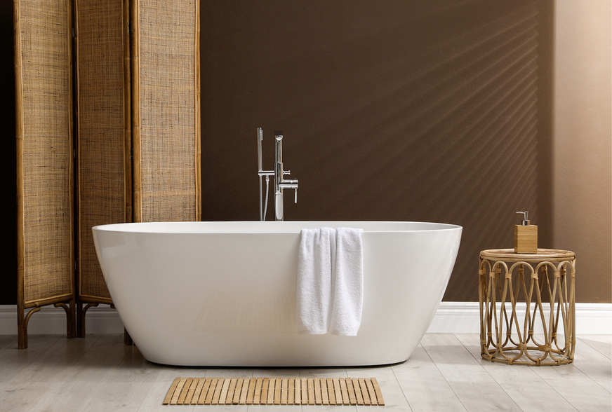 Vintage-Paravent, spanische Wände oder nordische Birkenstämme trennen die verschiedenen Funktionsbereiche im Bad besser als schwedische Gardinen.