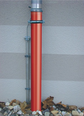 Der Anschluss eines metallenen Regenfallrohres an die Ableitung sollte nahe am guss­eisernen Regenstandrohr erfolgen