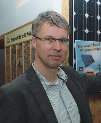 Jürgen Buschermöhle aus Dinklage sieht Biomasse als konsequente Wahl, wenn Kunden regenerativ heizen wollen. Wärmepumpen akzeptiert er nur mit Ökostrom.