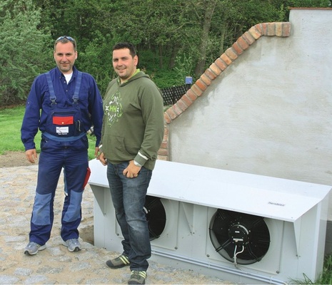 KuK-Geschäftsführer Steffen Karow (links) und Bauherr Marko Hübner vor der Außeneinheit des Wärmepumpen-Hybridsystems.