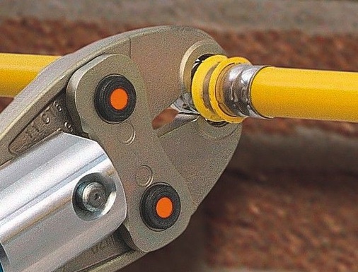 Die Verbindung von Metallverbundrohren in der Gas-Installation erfolgt mittels Pressverbindungen. - © Uponor
