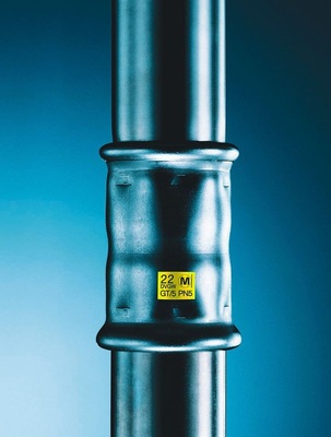Wenn es in der Gas-Installation Stahl sein soll, verdrängen Edelstahlrohre ­zunehmend die Gewinderohre. - © Geberit
