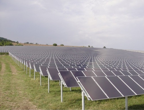 Die bulgarische Firma Sunservice Ltd. nahm September 2010 im Westen Bulgariens eine Anlage mit 2 MW und sechs Solarmax 300C-SV Zentralwechselrichtern in Betrieb.