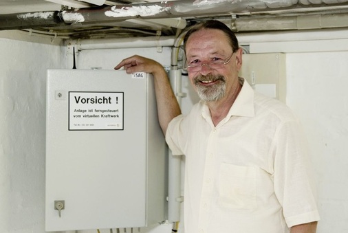 Der ehemalige Generalbevollmächtigte der Vattenfall Europe AG, Dr. ­Rainer Schubach, zeigt eine Steuerungseinheit des virtuellen Kraftwerks für seine ­Wärmepumpe. - © Vattenfall
