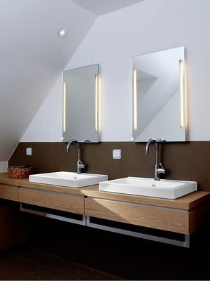 Bei Waschplätzen unter Dachschrägen auf die mögliche Position des Spiegels achten. - © Stammer
