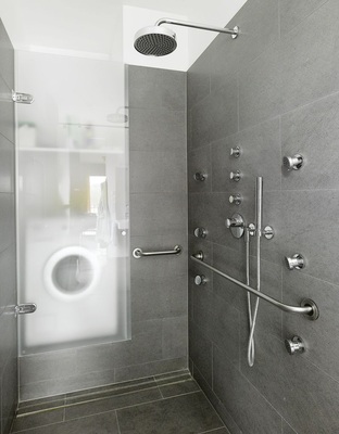 Barrierefreie, niveaugleiche Duschanlage mit intelligent gelöster, spritzwasser­geschützter Waschmaschinenauf­stellung hinter Glas. - © Duravit / Stefan Falk
