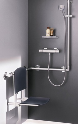Übereck angeordnete Duschbereiche mit Armaturen im Greifbereich über oder unter der Haltestange. Vom Duschsitz aus muss die Armatur zu bedienen sein. - © Keuco
