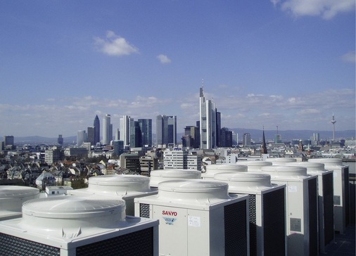 VRF-Anlage mit Sanyo-Geräten von Alfred Kaut auf dem Dach eines Gebäudes vor der Frankfurter Skyline. - © Alfred Kaut
