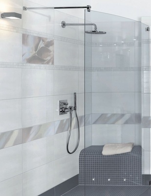 6 Eine Sitzgelegenheit in der Dusche ist für jedes Alter komfortabel — und wenn sie nur zum Füßewaschen dient. Ob nun individuell gemauert oder mit einem Klappsitz ausgestattet. - © Agrob Buchtal
