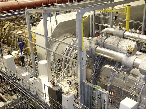 GuD-Kraftwerk der Eon in Irsching bei Ingolstadt. Diese schnell reagierenden Kraftwerke wirken regulierend auf fluktuierende Stromeinspeiser. - © Siemens
