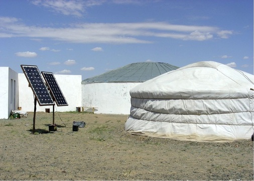 Für mongolische Nomaden sind photovoltaische Inselnetze längst Normalität. - © Margot Dertinger-Schmid
