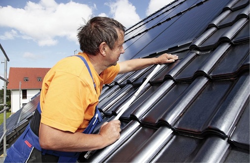 Indachsysteme sind die hohe Kunst der Dachmontage. Weil sie die Eindeckung ersetzen, müssen sie regendicht sein. - © Solarwatt

