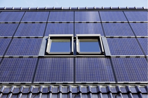 Der Vorteil der dachintegrierten Solaranlagen springt förmlich ins Auge: Dachfenster oder andere Einbauten lassen sich optisch ansprechend und unauffällig einbinden. - © Solarwatt
