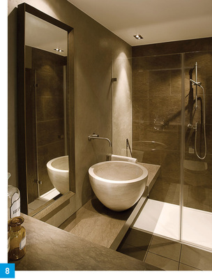 Die Waschtischplatte setzt sich in der Dusche als Sitzbank fort und lässt das kleine Bad großzügig wirken. - © Dreyer
