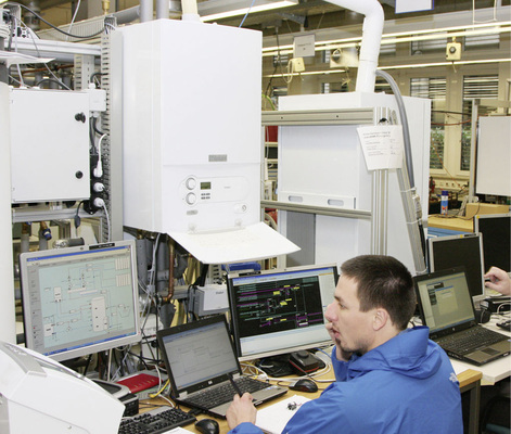 Reglerentwicklung im Labor: In der aktuellen Gerätegeneration wurde die SPS durch eine Fuel Cell Management Unit ersetzt.