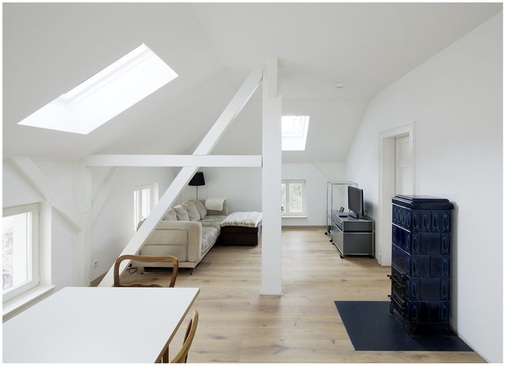 Im Dachgeschoss ist nun durch die Deckenheizung ein hochwertiger Wohnraum entstanden, der mit angenehmer Strahlungswärme beheizt wird. - © Peter Eichler, Uponor/Knauf
