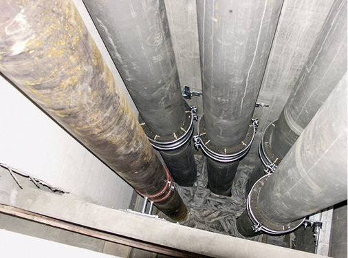 <p>
Der Hauptversorgungsschacht: In ihm werden je zwei Kaltwasser- und Kühlleitungen sowie eine Dampfleitung nach oben geführt.
</p>