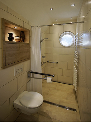 <p>
</p>

<p>
Barrierefreier Duschbereich mit zwei Ablaufrinnen.
</p> - © Alle Bilder: Stammer Innenarchitektur

