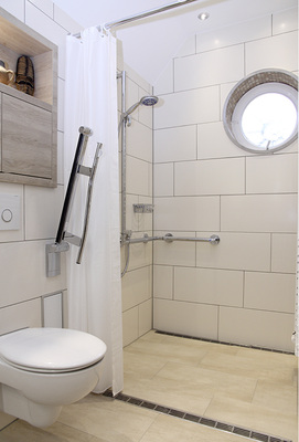 <p>
Ein Nischenschrank mit Regalfach über dem WC als optisches Pendant zum Waschplatz nutzt die Vorwand als Stauraum.
</p>