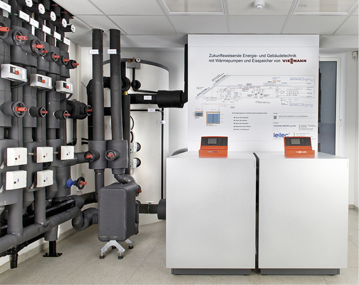 <p>
Die Heizzentrale zeigt beispielhaft den Betrieb eines Eisspeichers mit zwei Wärmepumpen. 
</p>
