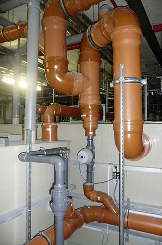 <p>Für die Ableitung von Reinigungswasser aus der Überlaufrinne wird in der Entwässerungsleitung zum Wasserspeicher ein Siphon mit motorbetriebenem Absperrventil vorgesehen.</p> - © Grünbeck