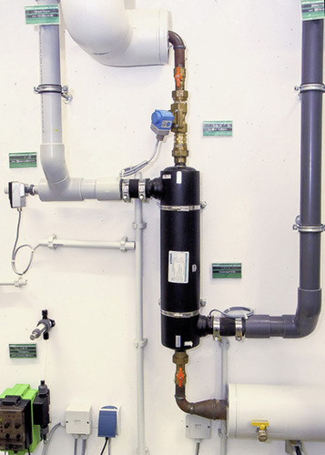 <p>Anschlussdetail für einen Rohrwärmetauscher zur Nachheizung des Beckenwassers. Die Anbindungen für kaltes und erwärmtes Wasser wurden mit PVC- bzw. PP-Rohr ausgeführt.</p> - © Grünbeck