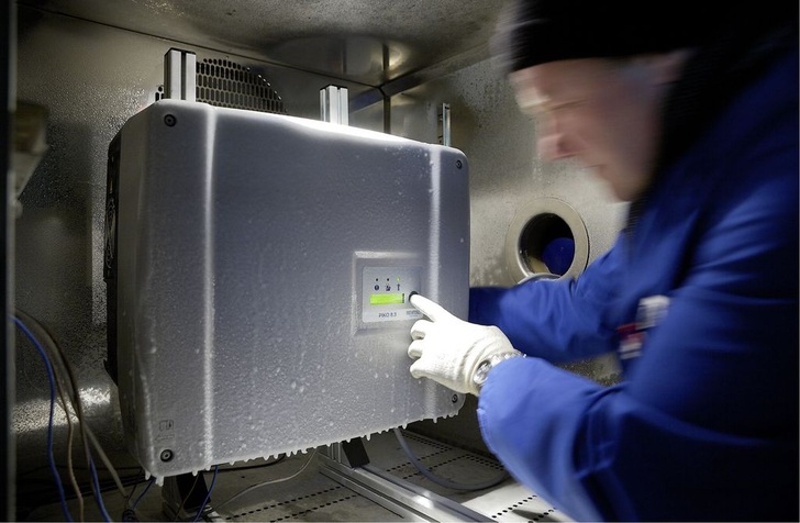 Wechselrichter in der Klimakammer: Alle namhaften Hersteller haben ihre Prüfplätze ausgebaut, um die Geräte noch besser zu testen. - © Kostal Solar Electric
