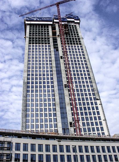 <p>
Der Opernturm in Frankfurt am Main hat 42 Stockwerke und eine Gesamthöhe von 170 m.
</p>