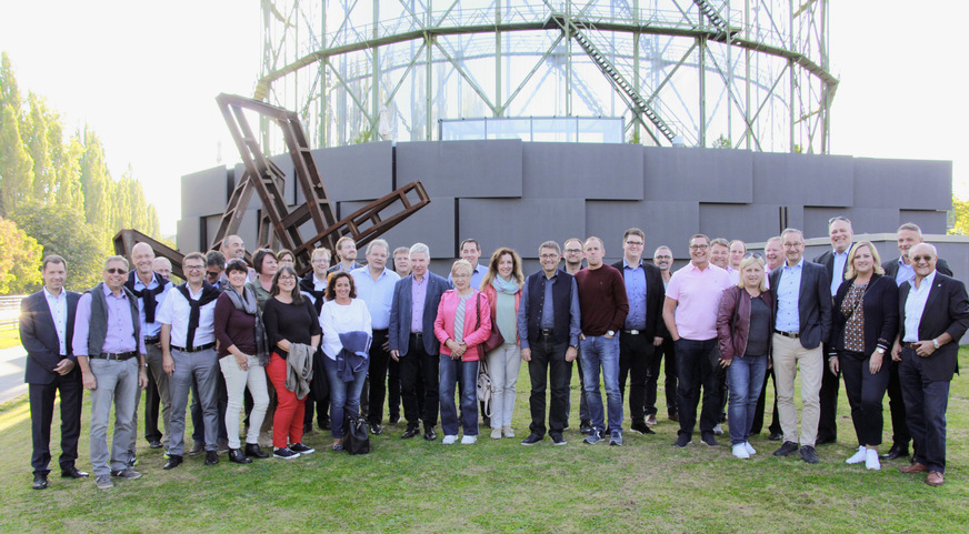 Die Teilnehmer der GF-Info 2019 vor dem Gasometer Pforzheim, dessen Besuch Teil des Rahmenprogramms war.