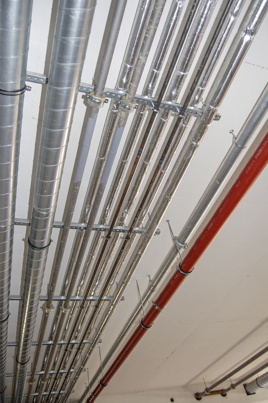 Eine der beiden Haupttrassen, mit ­denen das Gebäude erschlossen wird: Neben vier Rohrleitungen für Trinkwasser verlaufen hier Heizungs-, Sprinkler- und Lüftungs­leitungen.