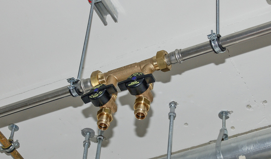 In die Verrohrung wurden an verschiedenen Stellen Strömungs­teiler montiert.