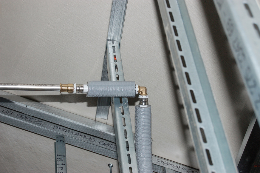 Übergang vom Edelstahlsystem NiroSan auf die Anbinde­leitungen für die Sanitärobjekte mittels 3fit-Press und MultiFit-Rohren.