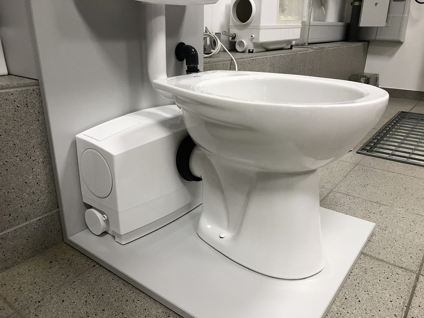 Bild 4: Die Fäkalien-Kleinhebeanlage WCfix Plus, direkt an die Toilette angeschlossen.