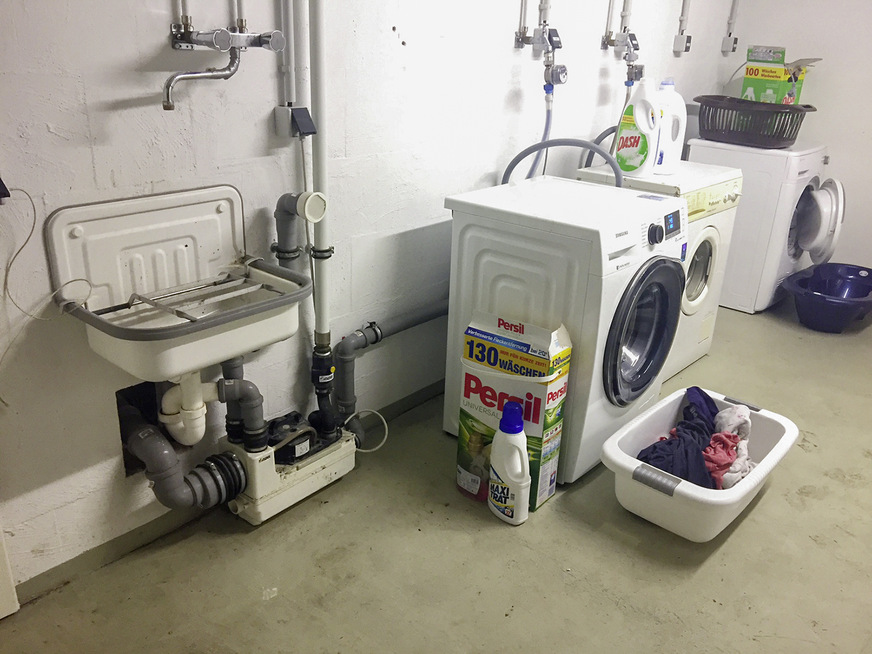 Waschmaschinen dürfen nicht an Fäkalien-Kleinhebeanlagen angeschlossen werden, da die Gefahr eines unbemerkten Austritts von fäkalienhaltigem Abwasser besteht.