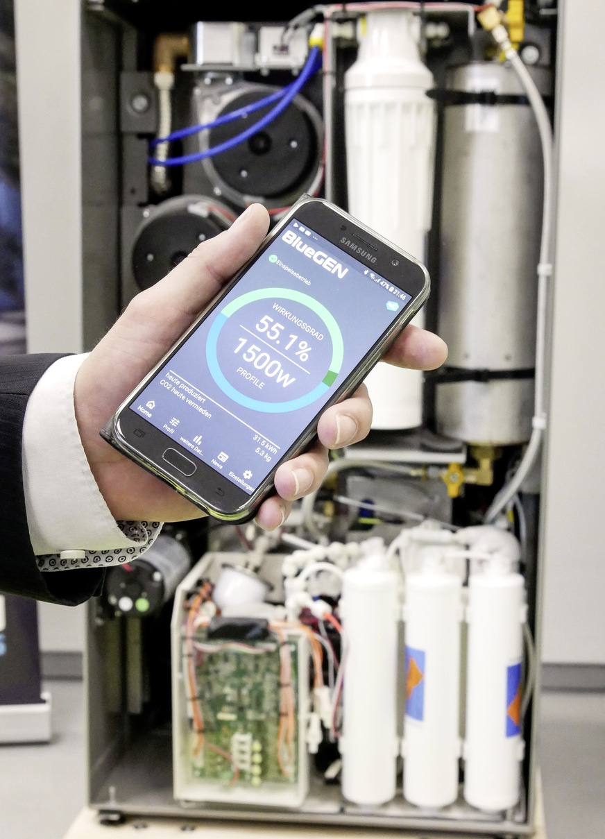 Leistung visualisieren: Was das Brennstoffzellengerät momentan an Wärme und Strom bereitstellt, lässt sich via App am Smartphone ablesen.