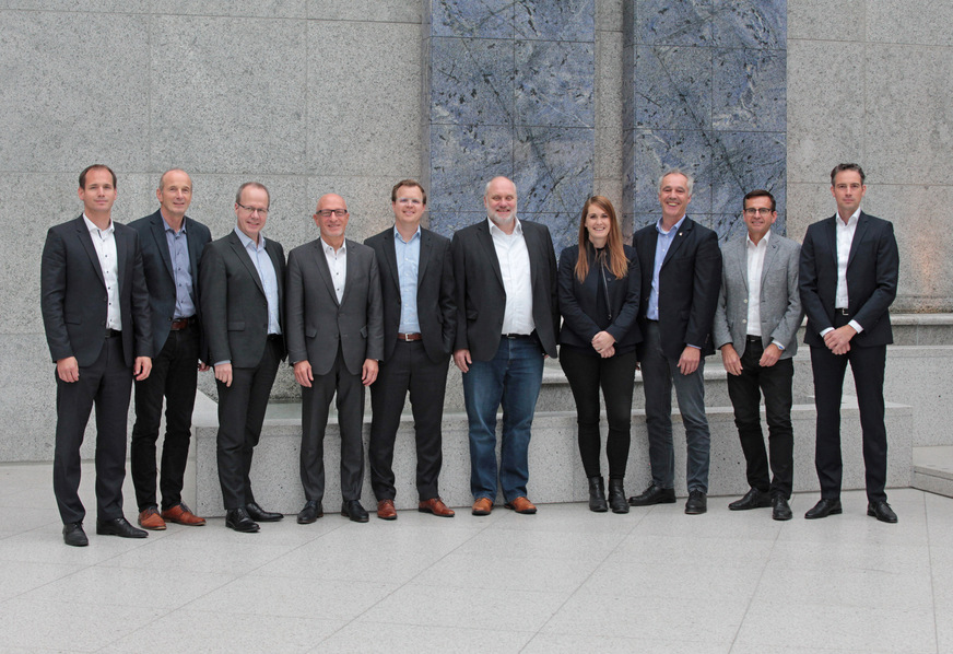 Zufriedene Gesichter anlässlich des 10-jährigen Jubiläums der Kooperation von Uponor und Knauf. V.l.n.r.: Markus Elsperger (Marketing Direktor Zentraleuropa, Knauf Insulation), Andres Seifert (Leitung Anwendungstechnik Boden-Systeme, Knauf Gips), Thomas Raadts (Vice President, Marketing BLD-E, Uponor), Dieter Stauder (Leitung Marktmanagement Putz- und Fassadensysteme, Knauf Gips), Maximilian Gansbühler (Leiter Sparte Boden- und Bindemittel, Knauf Gips), Markus Steiner (Director, Business Development D-A-CH, Uponor), Martina Kohout (Leitung Markt- und Innovationsmanagement, Boden-Systeme, Knauf Gips), Markus Friedrichs (Director Sales & Marketing Deutschland, Uponor), Gerd Greger (Vertriebsleiter Boden-Systeme und Bindemittel Deutschland, Knauf Gips), Matthieu Neth (Director, Segment Marketing Commercial BLD-E, Uponor)