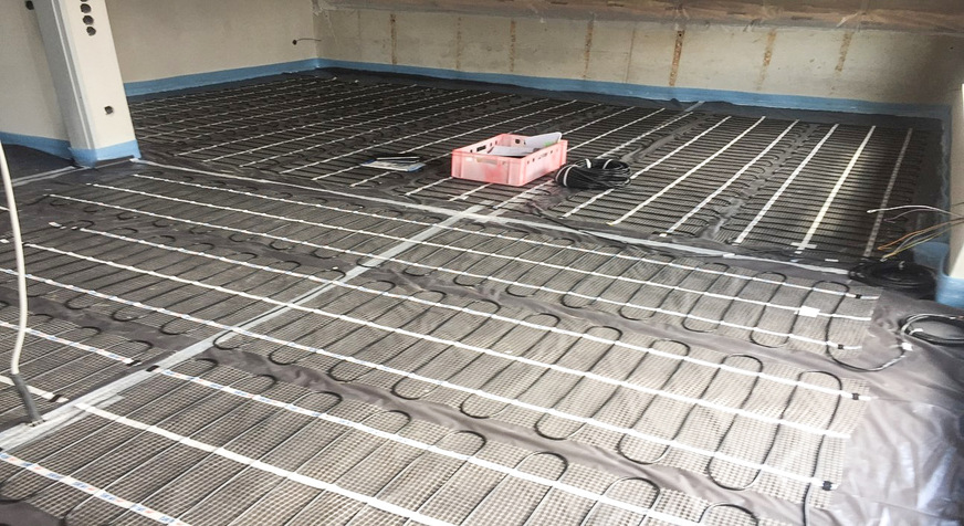 Bild 5: Die vergleichsweise günstige Installation der elektrischen Flächenheizung spart Kosten in der Bauphase.