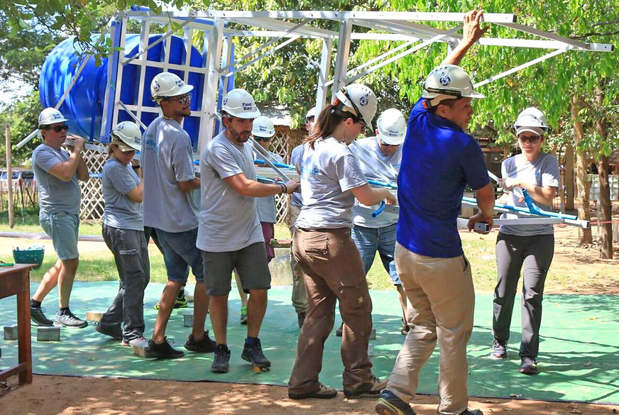 Leichter Aufbau, schnelle Ergebnisse:&nbsp;Ein Wasserturm mit Filteranlage&nbsp;produziert täglich bis zu 10.000 Liter&nbsp;Wasser – damit können mehr als 1.000&nbsp;Menschen mit sauberem Trinkwasser&nbsp;versorgt werden.