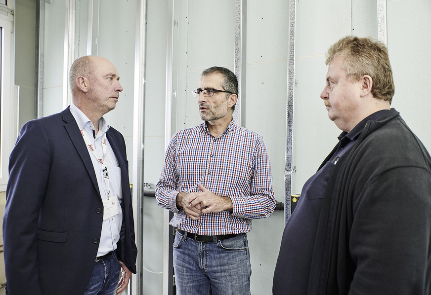 Sehen in dem neuen Vorwandsystem gerade bei Sanierungsmaßnahmen einen deutlichen Schritt nach vorn in Fragen der Wirtschaftlichkeit und der Funktionalität (v. l.): Viega-Key-Account-Manager Peter Drehsen, Andreas Heinrich und Stefan Engel, beide verantwortlich für das Facility-Management bzw. die Haustechnik.