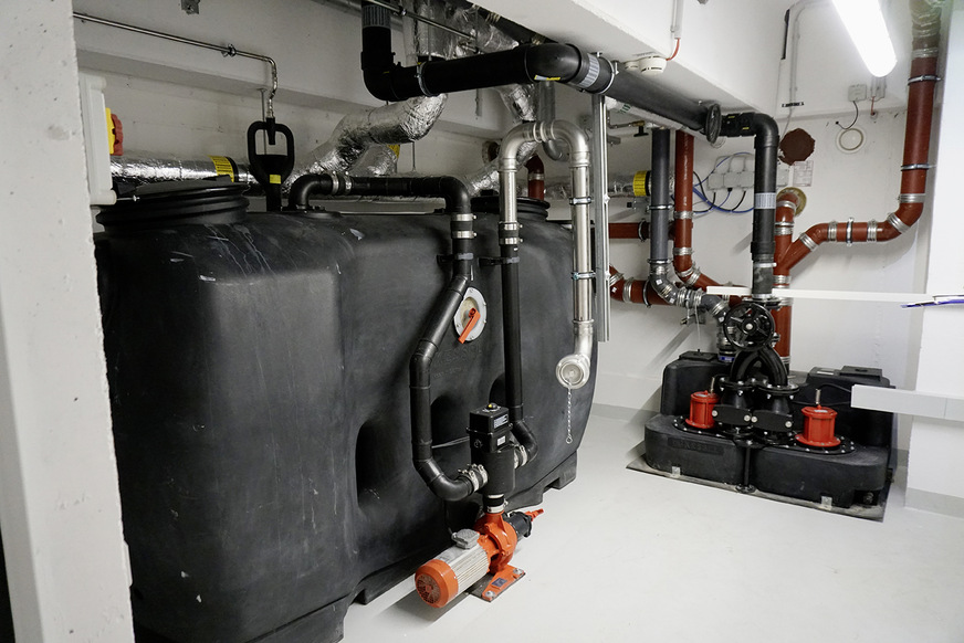 Bild 5: EasyClean-free-Fettabscheider (l.) im Forum Schwanthalerhöhe mit nachgeschalteter Hebeanlage Aqualift F XL Duo (r.).