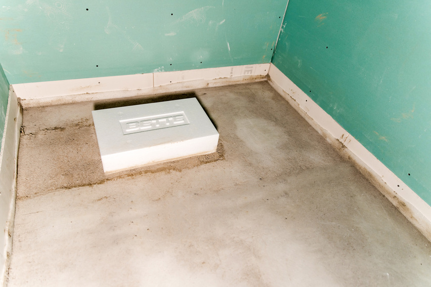 Die Easy Connect Installationsbox von Bette nachdem der Estrich eingebracht wurde. Der Deckel schützt den Ablauf im Inneren vor Schmutz und Beschädigungen.