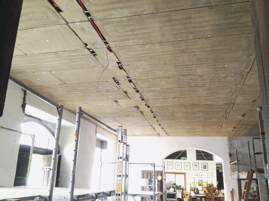 Bei der Erneuerung von Deckenflächen (selbst wenn nur gestrichen wird) muss der Raum ohnehin freigeräumt werden. Damit ist der Weg frei für umfangreichere Maßnahmen, wie die Installation einer Deckenheizung und -kühlung.
