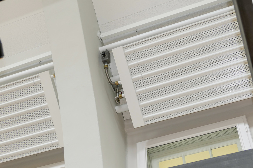 Die Aufhängung in der Schräge wurde mit U-Profilen aus Stahl und dem Drahtseil­system Gripple umgesetzt. Der Platz für Anschlüsse und weitere Bauteile war limitiert.