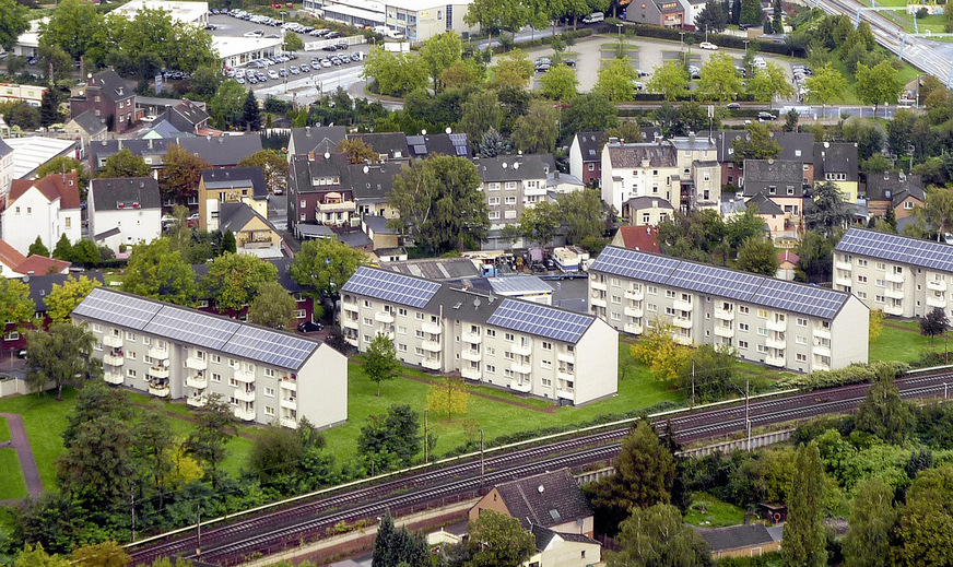 Mieterstrom gewinnt an Bedeutung: Der in eigenen Gebäuden durch PV oder BHKW nachhaltig hergestellte Strom lässt sich am Produktionsort in Wohnanlagen weitgehend direkt verbrauchen.