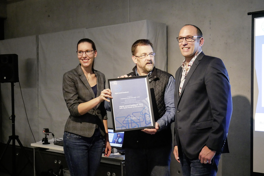 Da kommt Freude auf: SHK-Unternehmer Benedikt Kratzer (rechts) erhielt den Digital Award 2019. Überreicht durch: Simone ­Emmerling (Initiative „forum handwerk digital“) und Andreas R. ­Fischer (Initiative „Digitalisierung praktisch ­gestalten“).