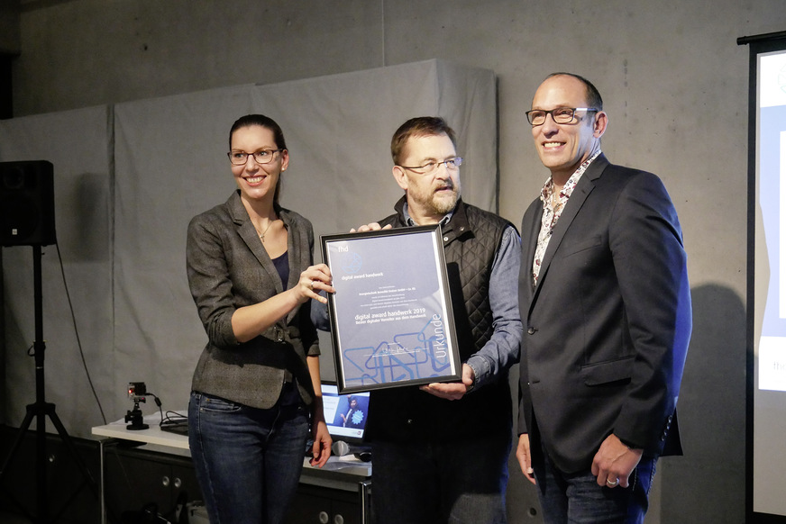 Da kommt Freude auf: SHK-Unternehmer Benedikt Kratzer (rechts) erhielt den Digital Award 2019. Überreicht durch: Simone Emmerling (Initiative „forum handwerk digital“) und Andreas R. Fischer (Initiative „Digitalisierung praktisch gestalten“).