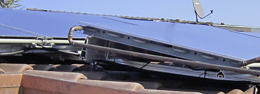 Bild 4: Aufgeständerte Kollektormontage bei der untersuchten Anlage: Das geschlossene Aufständerungsprofil (Oberkante Kollektor) behindert die rückseitige Luftzirkulation.