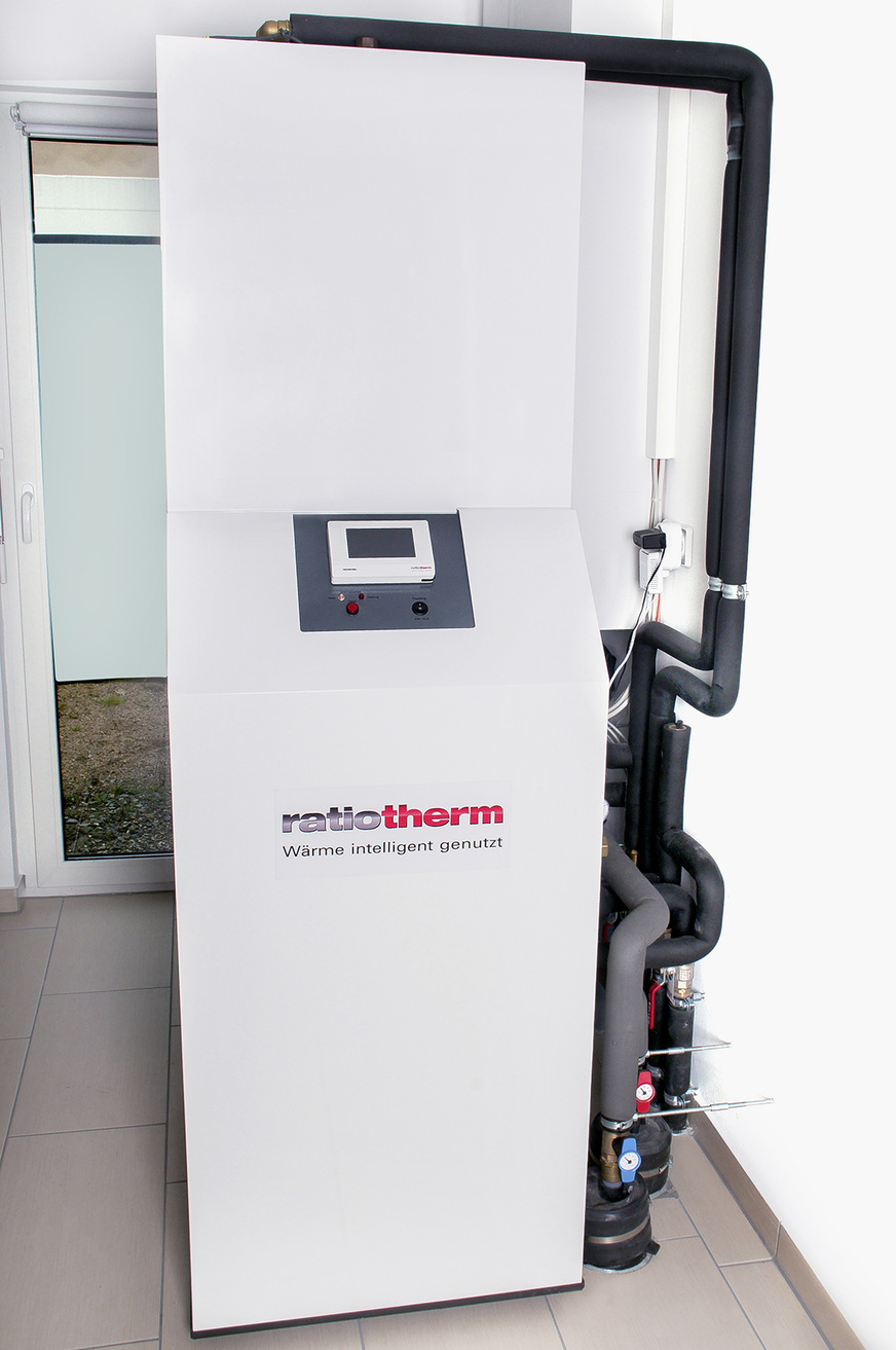 In den Wohnhäusern der Anschlussteilnehmer steht jeweils eine Übergabestation, in die eine kleine Wärmepumpe und ein Warmwasserspeicher integriert sind.