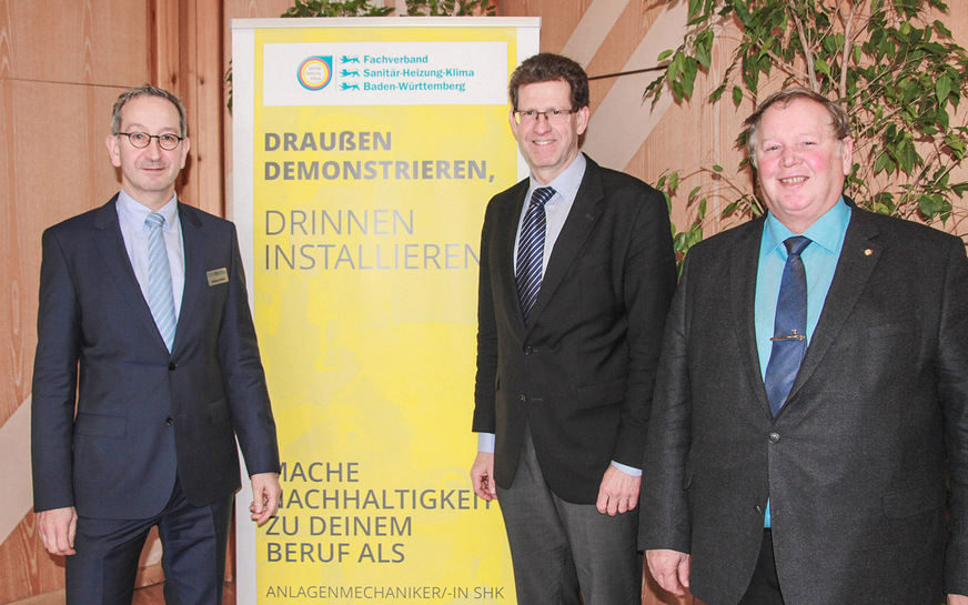 Fachverband-Vorsitzender Joachim Butz (rechts) und Hauptgeschäftsführer Wolfgang Becker (links) hatten Dr. Volker Kienzlen von der KEA zu Gast.